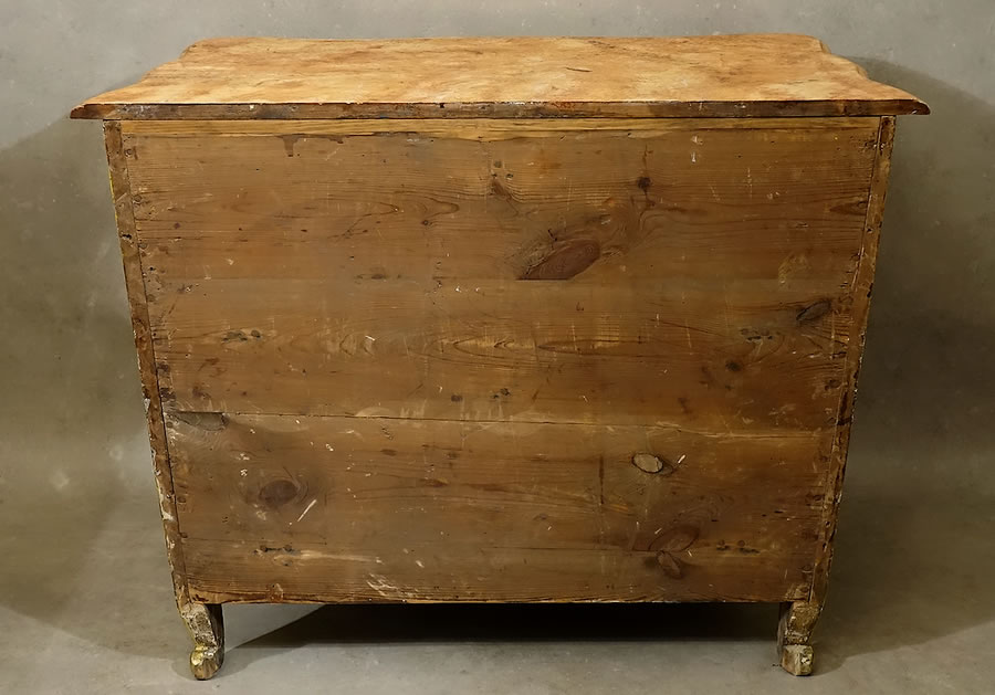 Dos de la commode en planche de sapin